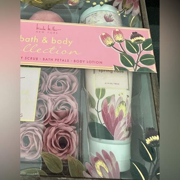 Gift Set - Nicole Miller Bath and Body Collection - New ingift Box - Picture 4 of 7